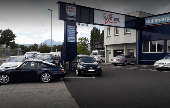 Parking du garage avec des voiture de plusieurs marques différentes