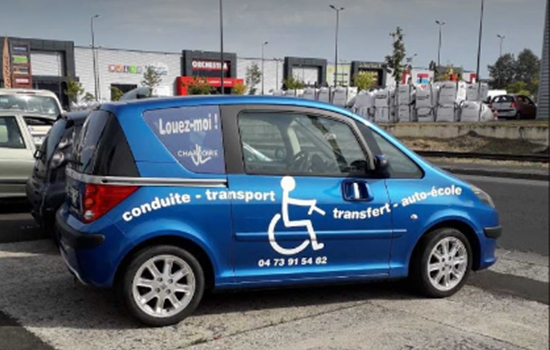 Voiture aménagée pour personne en condition de handicap