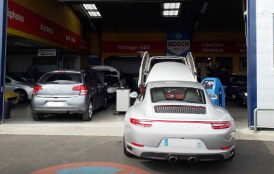 Porsche grise capot ouvert