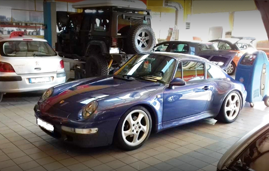 Porsche bleu dans le garage