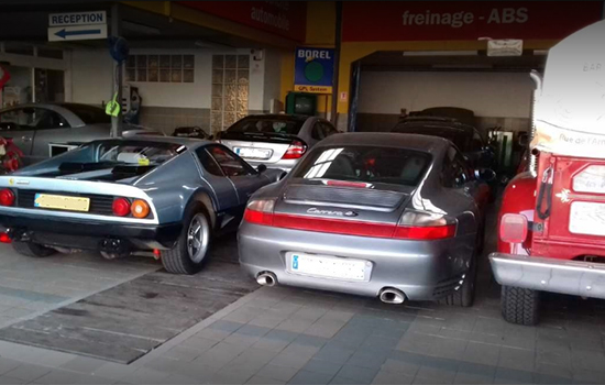 Entretien de votre véhicules Une Porsche et une Ferrari garer dans le garage