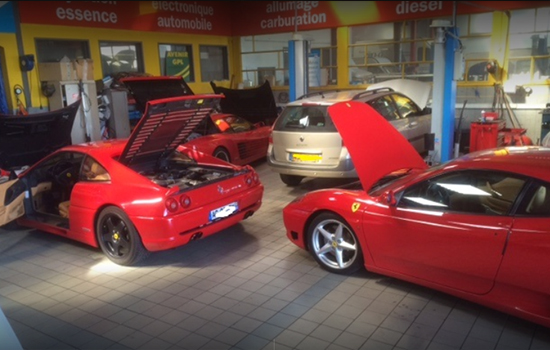 Entretien et mécanique sur vos véhicules, quel que soit la marque Trois Ferrari capot ouvert dans le garage